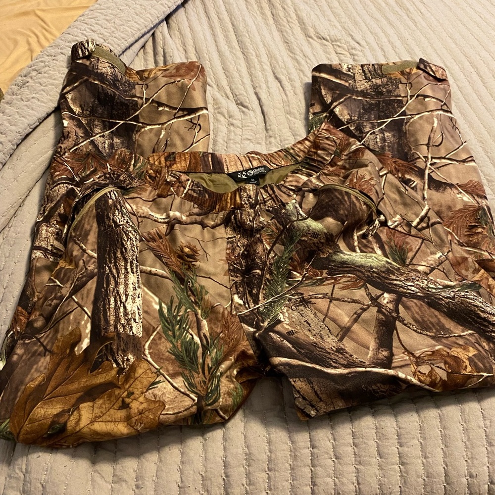 Guide series water proof real tree Camo pants. Youth size XL/ Men’s medium